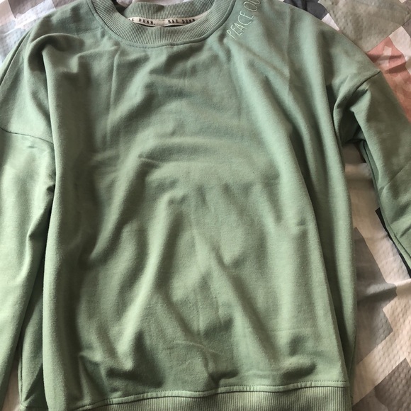 Very cute green sweatshirt! Barely worn! Make offers! - Picture 2 of 2